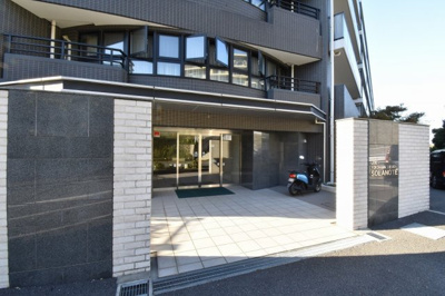 【エントランス】 | レーベン横浜汐見台ソラノテ | JR根岸線「磯子」駅徒歩15分、京急線「屏風ヶ浦」駅徒歩13分と2路線2駅利用可能