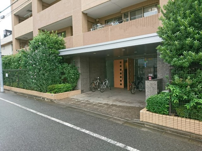 【エントランス】 | プリムローズ下丸子 | 東急多摩川線「武蔵新田」駅徒歩8分の好立地！東急多摩川線「下丸子」駅徒歩11分！東急池上線「千鳥町」駅徒歩17分の2線3駅利用可能！