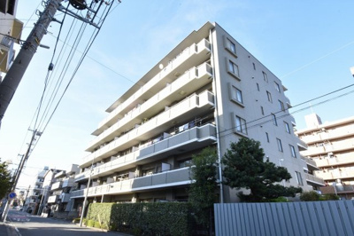 【外観】 | 東急ドエル・アルス鶴見 | 総戸数37戸、1997年9月築、管理人は日勤勤務につき管理体制良好です♪
2階角部屋・南西向きのため日当たり・眺望良好です。