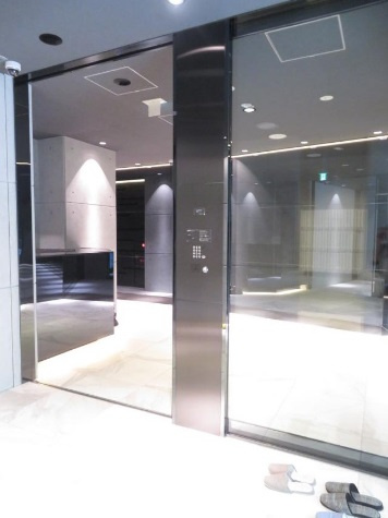 S-RESIDENCE南堀江（エスレジデンスミナミホリエ）　BRAVI不動産のエントランス|【S-RESIDENCE南堀江】落ち着いたエントランスです