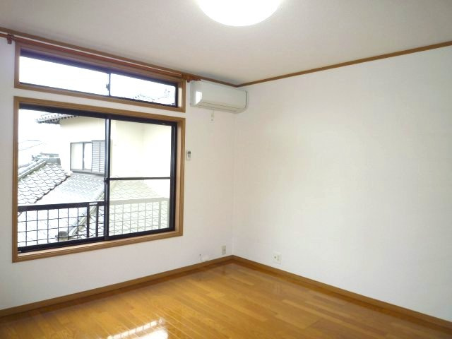 【居間・リビング】 | フローラルコートＢ棟 | 広々８帖（写真は２階のお部屋となります）