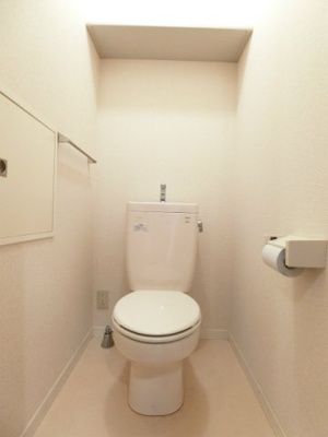 【トイレ】 | リトルフェンテ | 人気のバス・トイレ別です♪トイレが独立していると使いやすいですよね☆小物を置ける便利な棚やタオルハンガーも付いています♪