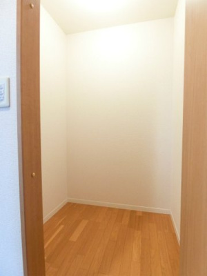 【収納】 | リトルフェンテ | リビングダイニングキッチンにある1.3帖の納戸です！ストーブや扇風機など季節ものも収納できますよ◎