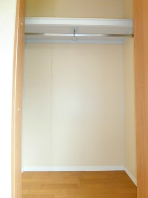 【収納】 | リトルフェンテ | 洋室6.3帖のお部屋にあるクローゼットです♪大切なお洋服もしわにならないようにハンガーがけができます☆