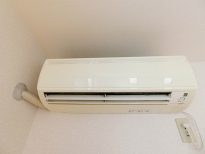 【設備】 | リトルフェンテ | 暑い夏や寒い冬に大活躍！リビングダイニングキッチンにあるエアコンです☆冷暖房完備で1年中快適に過ごせます♪