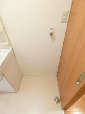 【設備】 | リトルフェンテ | 洗面所内、洗髪洗面化粧台横にある室内洗濯機置き場です♪室内に置けるので洗濯機が傷みにくい☆