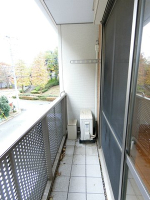 【バルコニー】 | リトルフェンテ | バルコニーは南東向きなので、晴れた日のお洗濯物は朝からよく乾きそう☆気分転換をするにもおすすめです☆