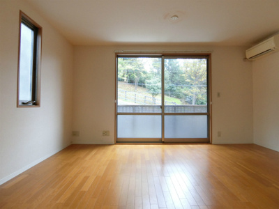 【居間・リビング】 | リトルフェンテ | 南東向きリビングダイニングキッチン14.2帖☆バルコニーに繋がる角部屋二面採光のお部屋です♪エアコン付きで1年中快適に過ごせますね☆