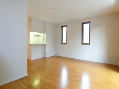 【居間・リビング】 | リトルフェンテ | 南東向きリビングダイニングキッチン14.2帖☆女性に人気のカウンターキッチン♪椅子とテーブルを囲んで家族団欒の時間を過ごせます♪