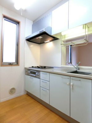 【キッチン】 | リトルフェンテ | 人気のシステムキッチンです☆窓があるので換気もOK♪場所を取るお鍋やお皿もたっぷり収納できてお料理がはかどります！