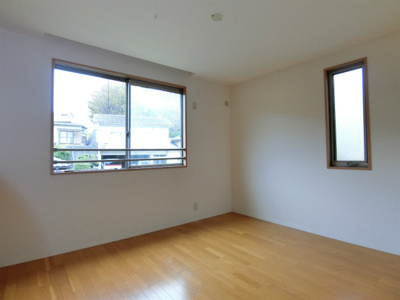 【洋室】 | リトルフェンテ | 洋室6.3帖☆角部屋二面採光のお部屋です！洋室なのでお掃除もカンタン♪ベッドを置いて寝室にするのもオススメです☆