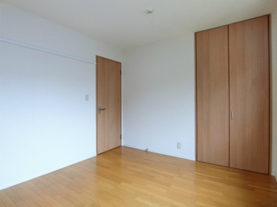 【寝室】 | リトルフェンテ | 洋室6.3帖☆クローゼットがあります♪お洋服がスッキリ収納できて、整理しやすくなりますね☆