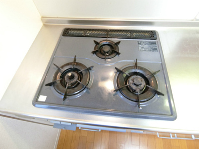 【キッチン】 | リトルフェンテ | 3口ガスコンロ/グリル付きシステムキッチンです☆グリルがあるとお料理の幅が広がりますね♪自炊生活で楽しく健康に！