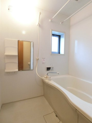 【浴室】 | リトルフェンテ | 追い焚き機能＆物干しバー付きバスルーム♪家族の入浴時間がずれても温められるから節約になりますね☆換気のできる小窓付きです！