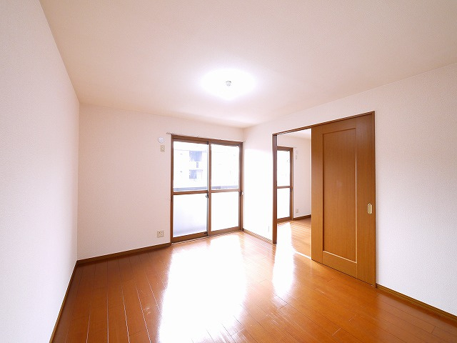 ルミエール南生駒　Ⅱの居間・リビング|ゆったり過ごせる居間です