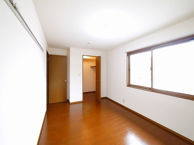 ルミエール南生駒　Ⅱの洋室|大きなスペースがあり、収納には困りません