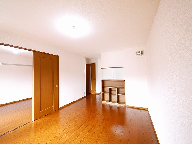 ルミエール南生駒　Ⅱの居間・リビング|こちらの居間で趣味の時間をお楽しみください