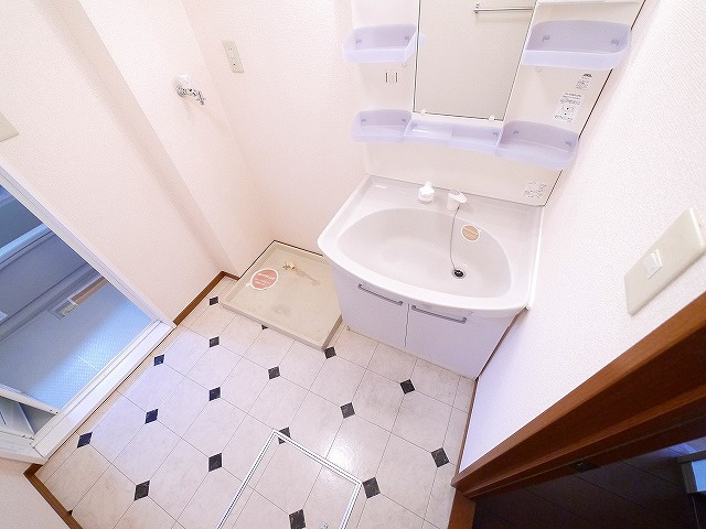 ルミエール南生駒　Ⅱの洗面所|忙しい朝には欠かせない洗面所です