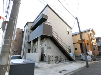 【外観】 | 「溝の口」駅・「武蔵中原」駅にアクセス可能な最寄りバス停まで徒歩2分の2階建てアパート！雨の日の通勤やお出かけもバス利用でスムーズです♪