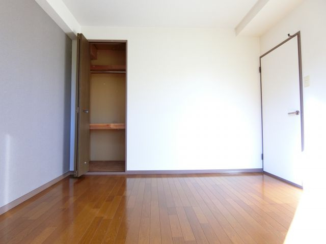 東尾マンションの洋室