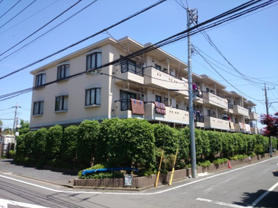 【外観】 | 緑が似合うお部屋 | 全戸南向き！日当り良好のファミリータイプマンションです。