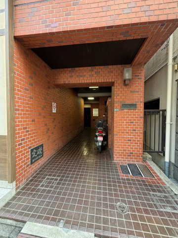 布施ビルのエントランス