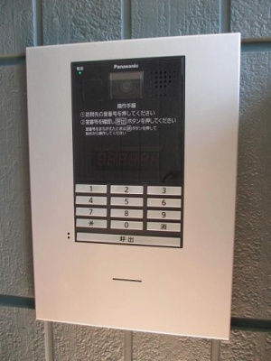 【エントランス】 | シャンペトル | 共用エントランスは不審者の侵入を未然に防ぐオートロック付き！防犯対策充実しています◎