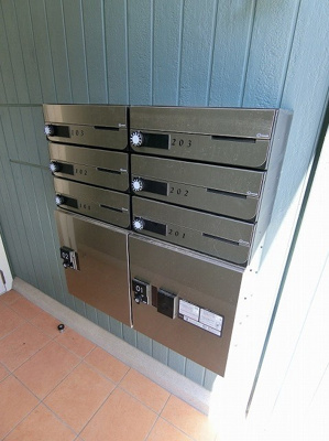 【エントランス】 | シャンペトル | 共用エントランスには宅配BOXがあるので荷物の受け取りもスムーズに♪再配達を依頼する手間が省けます☆