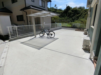 【その他共用部分】 | 屋根付きの駐輪場で雨が降っても大切な自転車が濡れなくてすみますね♪駅から自転車もおすすめです！