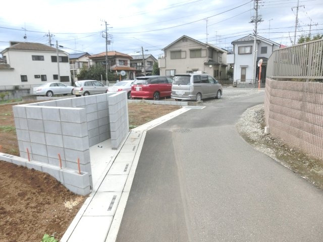 鴻巣市宮前の売地の前面道路含む現地写真|北東側道路の写真です。左側が当該物件です。