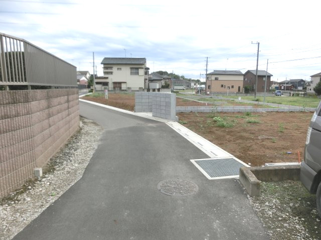 鴻巣市宮前の売地の前面道路含む現地写真|北東側道路を逆側から撮影した写真です。右側が当該物件です。