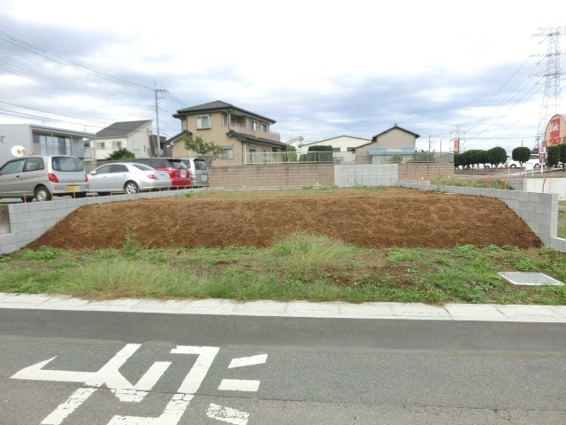 鴻巣市宮前の売地の外観|南西側道路から正面から撮影した外観です。南西側道路と北東側道路の高さが異なるため、北東側の方の敷地がひな壇のように少し高くなっています。