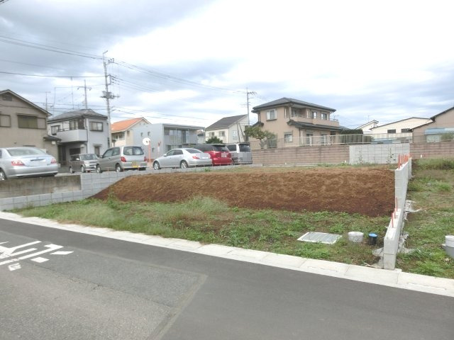 鴻巣市宮前の売地の外観|南西側道路から撮影した外観です。隣接している北西側の敷地は現在駐車場になっているようです。