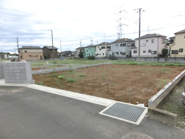 鴻巣市宮前の売地の外観|北東側の道路から撮影したA区画の写真です。