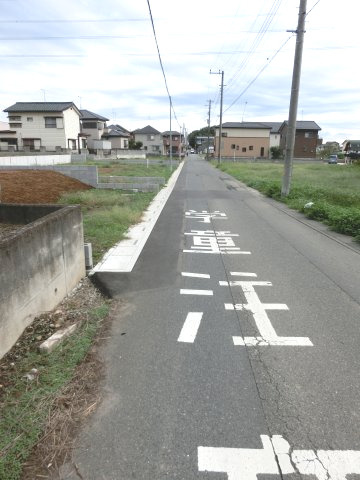 鴻巣市宮前の売地の前面道路含む現地写真|南西側道路の写真です。左側が当該物件です。