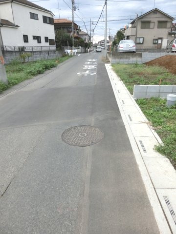 鴻巣市宮前の売地の前面道路含む現地写真|南西側道路を逆側から撮影した写真です。右側が当該物件です。