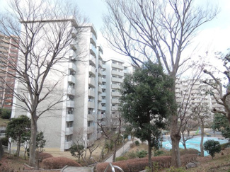 【外観】 | 前面敷地内公園につき日照・眺望良好です。