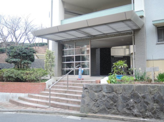 【エントランス】 | 京急本線「弘明寺」駅バス10分「南永田入口」停歩3分。