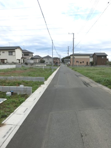 鴻巣市宮前の売地の前面道路含む現地写真|南西側道路の写真です。左側が当該物件です。
