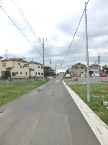 鴻巣市宮前の売地の前面道路含む現地写真|南西側道路を逆側から撮影した写真です。右側が当該物件です。