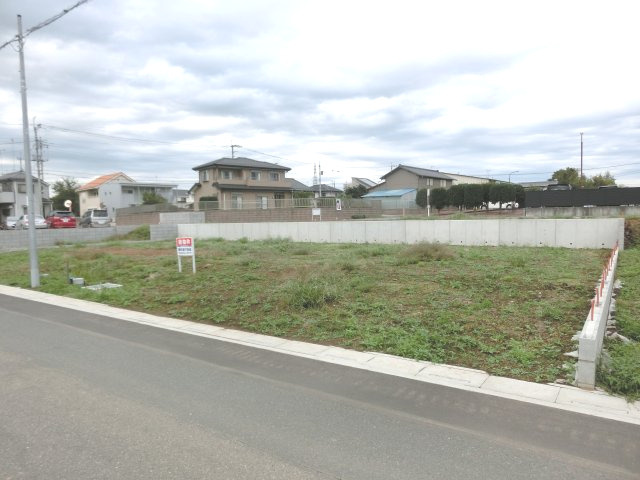 鴻巣市宮前の売地の外観|C区画を南西側道路から撮影した外観です。後ろにスーパー・ベルクが見えます。