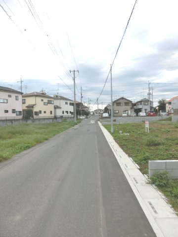 鴻巣市宮前の売地の前面道路含む現地写真|南西側道路を逆側から撮影した写真です。右側が当該物件です。