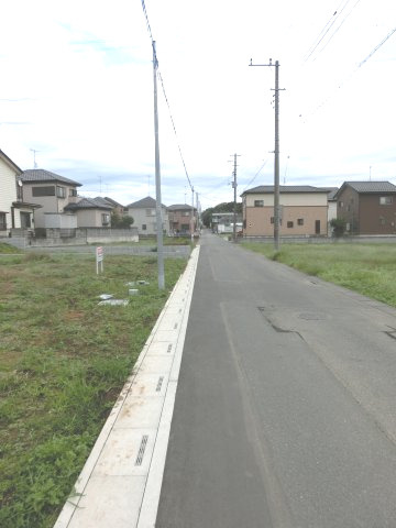 鴻巣市宮前の売地の前面道路含む現地写真|南西側道路の写真です。左側が当該物件です。