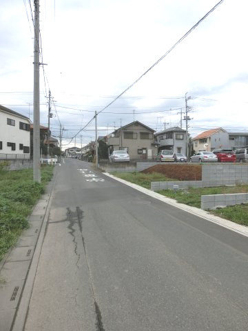 鴻巣市宮前の売地の前面道路含む現地写真|南西側道路を逆側から撮影した写真です。右側が当該物件です。