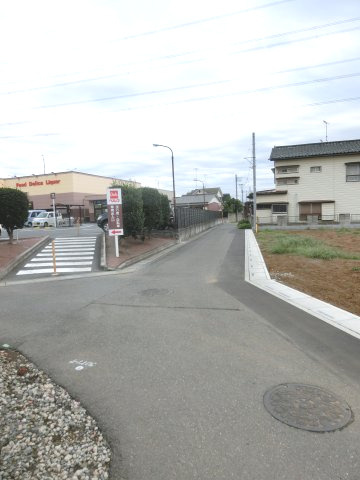 鴻巣市宮前の売地の前面道路含む現地写真|北東側道路の写真です。右側が当該物件です。左側の道は旧中仙道へアクセスできます。