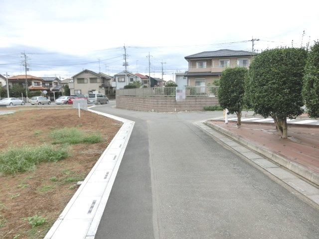 鴻巣市宮前の売地の前面道路含む現地写真|北東側道路の写真です。左側が当該物件です。