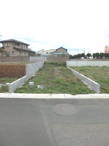 鴻巣市宮前の売地の外観|南西側道路から撮影した路地状部分の写真です。南西側道路と北東側道路の高さが異なるため、北東側の方の敷地が高くなっています。この路地状部分には車が2台駐車可能です。