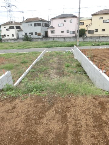 鴻巣市宮前の売地の展望|敷地内から路地状部分と南西側道路を撮影した写真です。