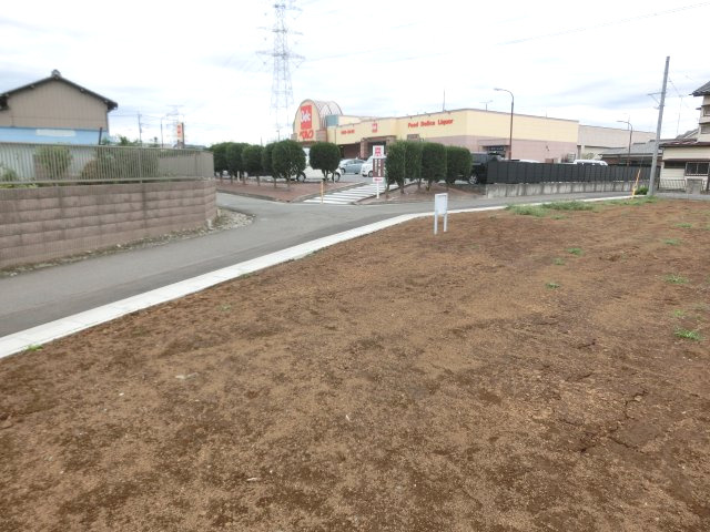 鴻巣市宮前の売地の展望|敷地内から北東側を撮影した写真です。後ろにスーパー・ベルクが見えます。