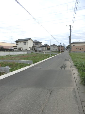 鴻巣市宮前の売地の前面道路含む現地写真|南西側道路の写真です。左側が当該物件です。